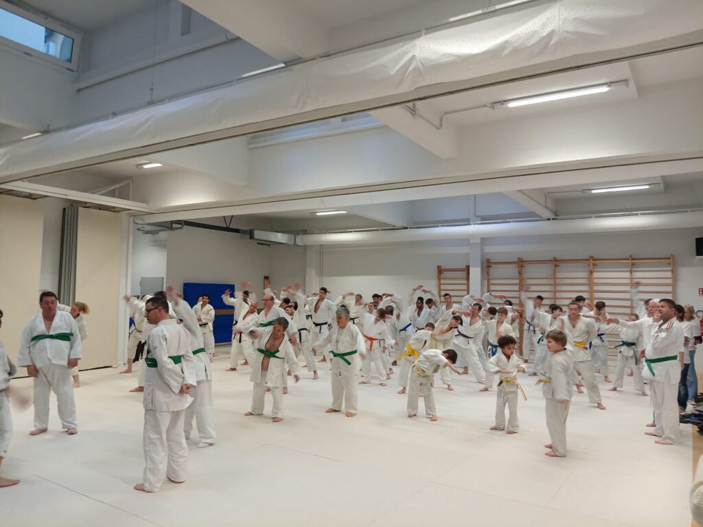 Il momento della cerimonia di conferimento delle cinture, con tutti gli allievi e le allieve della scuola